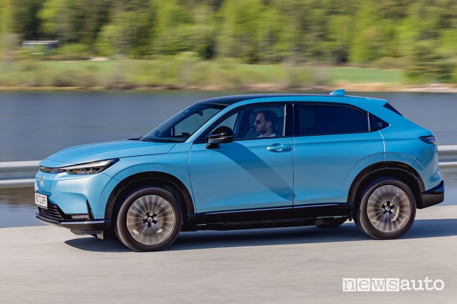 Honda e:Ny1 laterale su strada
