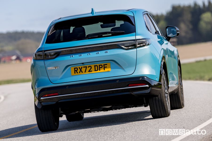Honda e:Ny1 posteriore su strada