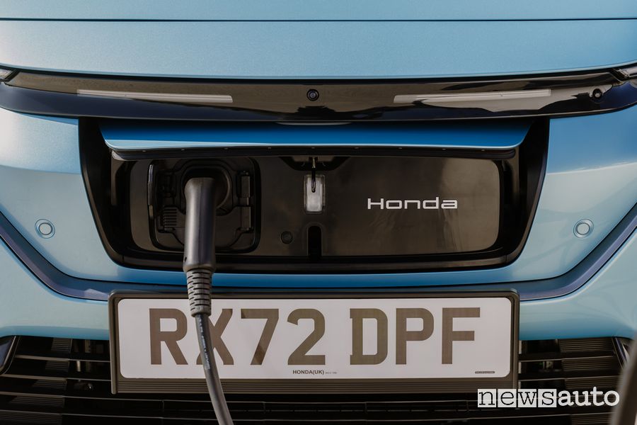 Honda e:Ny1 vano per la ricarica calandra anteriore