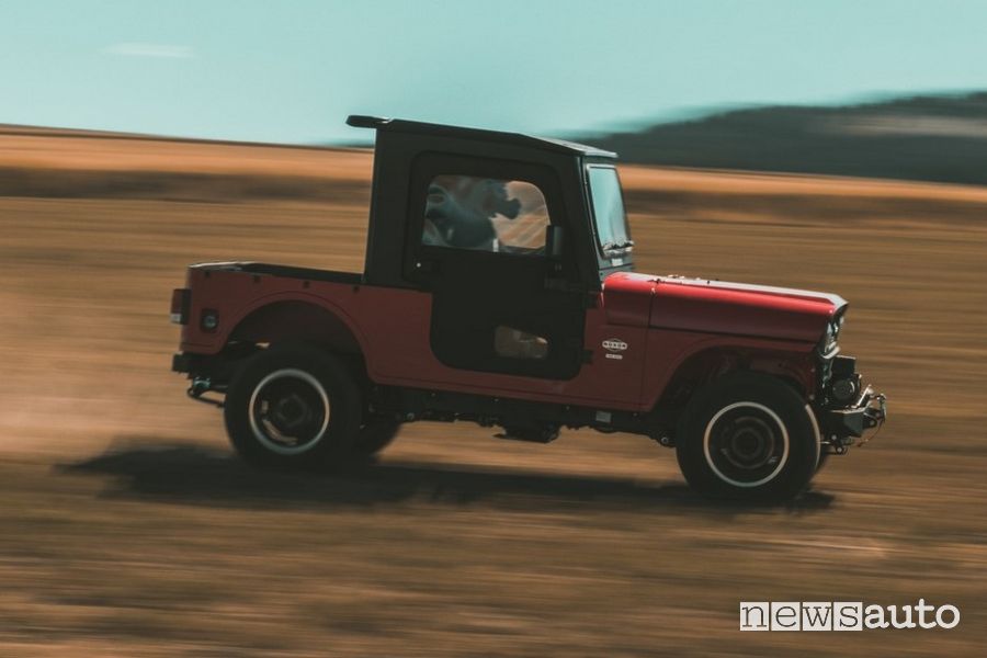 Mahindra Roxor laterale sullo sterrato