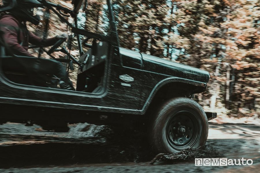 Mahindra Roxor nel fango
