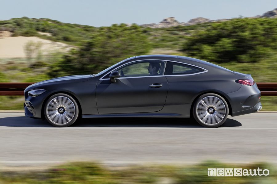 Mercedes-Benz CLE Coupé AMG Line laterale su strada