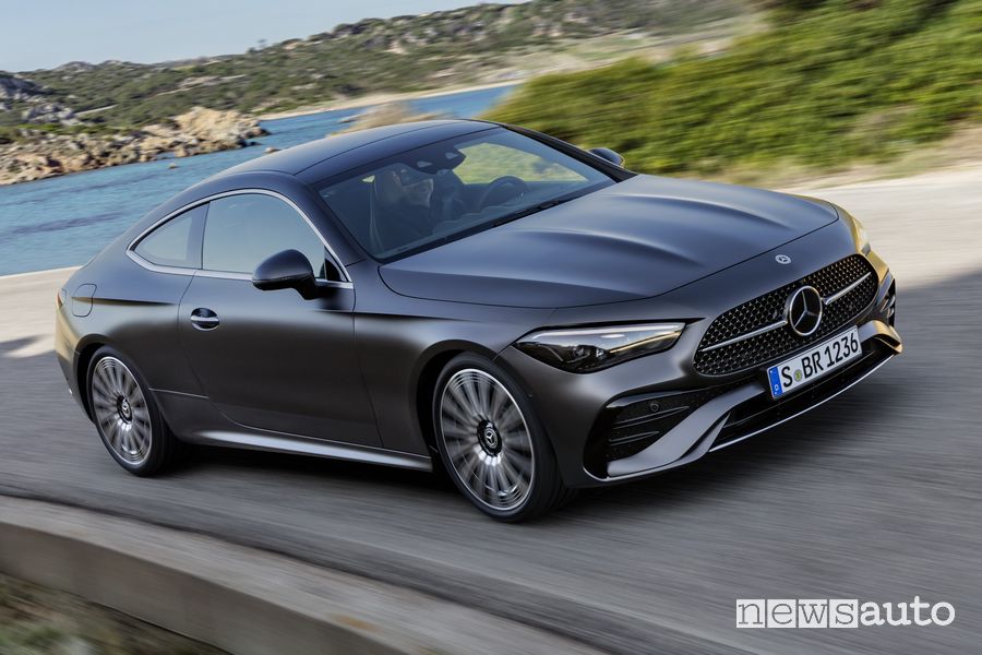 Mercedes-Benz CLE Coupé AMG Line anteriore 3/4 su strada