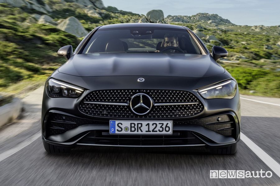 Mercedes-Benz CLE Coupé AMG Line frontale su strada
