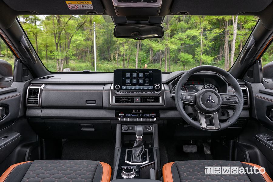 Nuovo Mitsubishi L200 plancia abitacolo