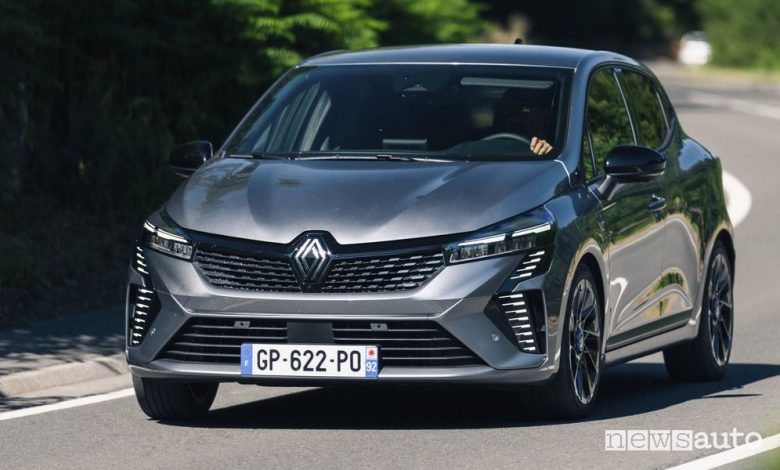 Renault Clio E-Tech Esprit Alpine grigia su strada
