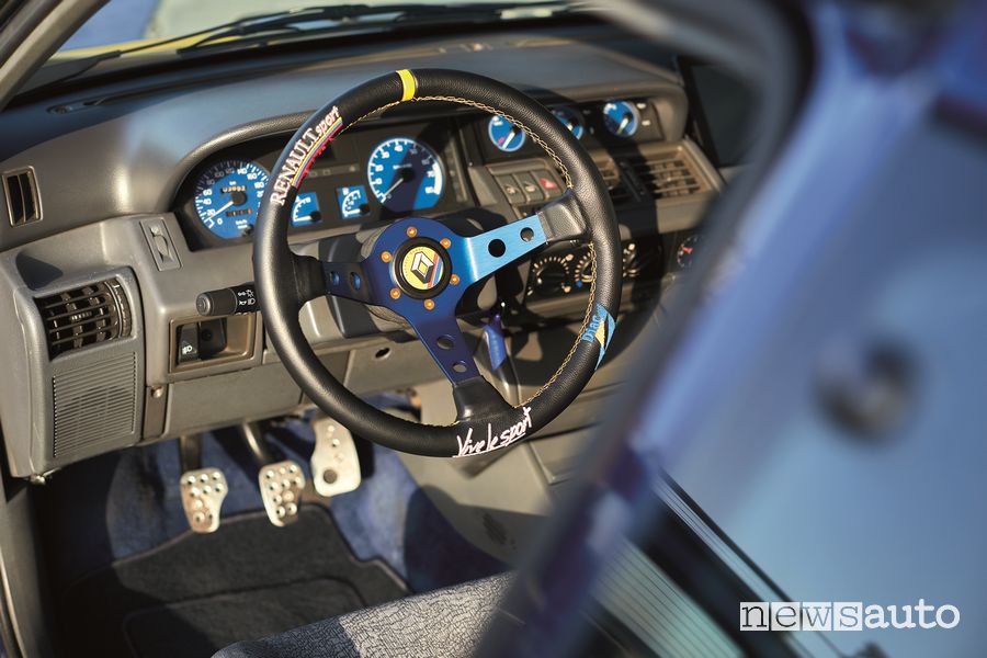 Renault Clio Williams volante abitacolo