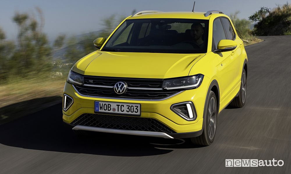 Nuova Volkswagen T-Cross su strada