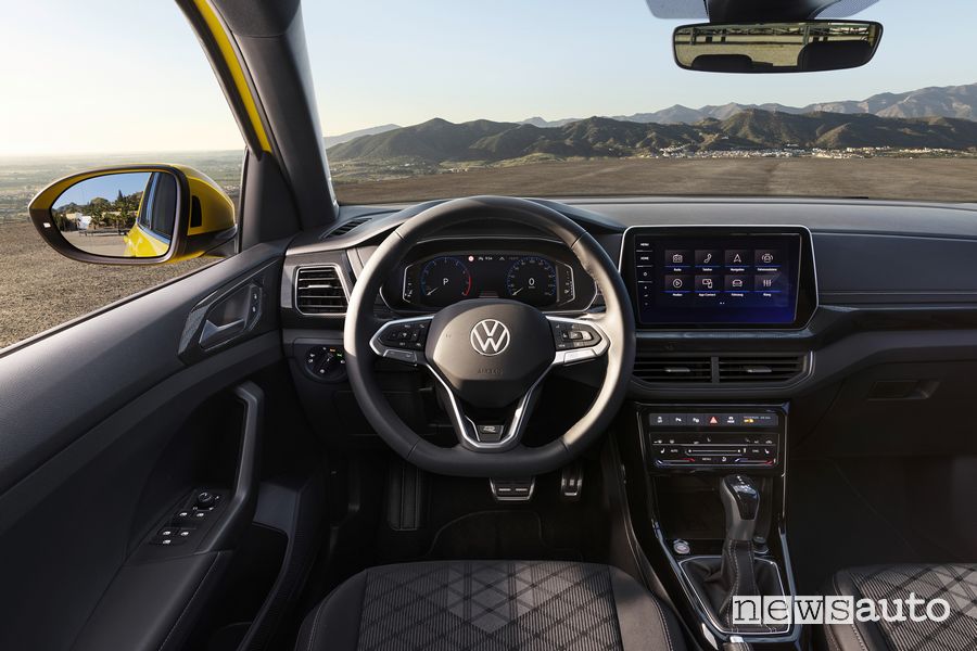 Nuova Volkswagen T-Cross plancia abitacolo