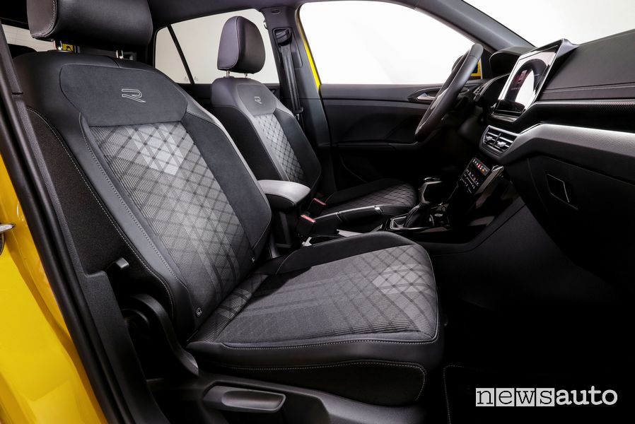 Nuova Volkswagen T-Cross sedili anteriori abitacolo