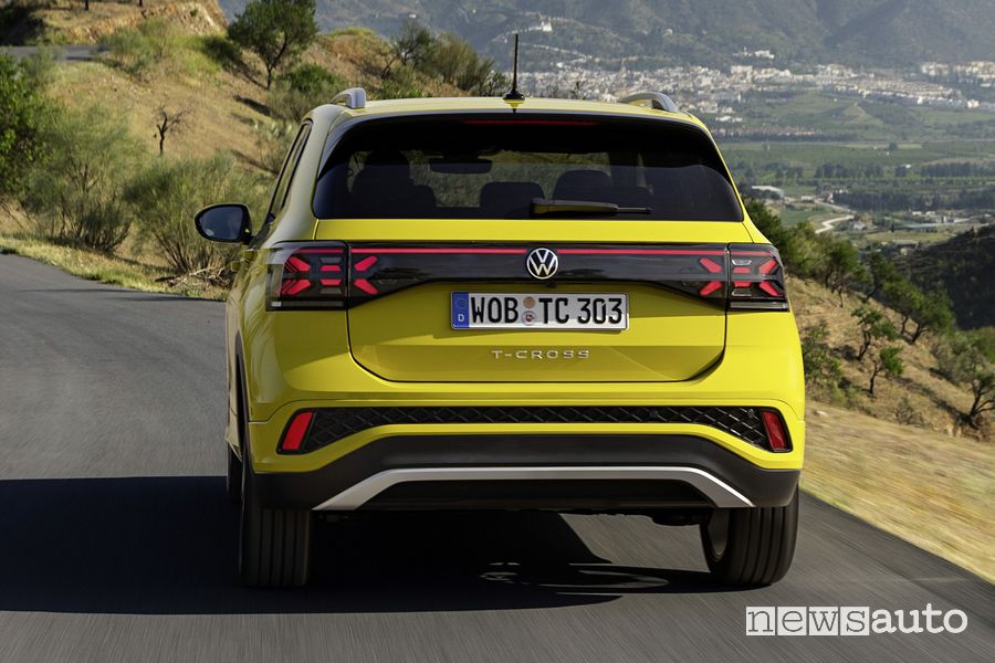 Nuova Volkswagen T-Cross posteriore su strada