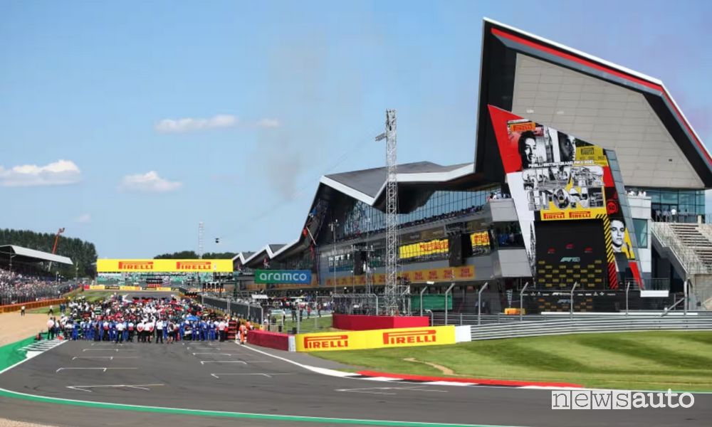 Il rettilineo d'arrivo della pista F1 di Silverstone