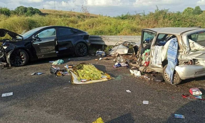 Incidente con la Tesla contromano a Roma