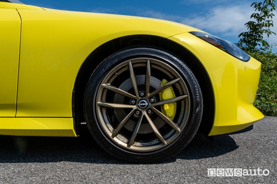 Nissan Z Proto Spec cerchi Rays da 19" impianto frenante