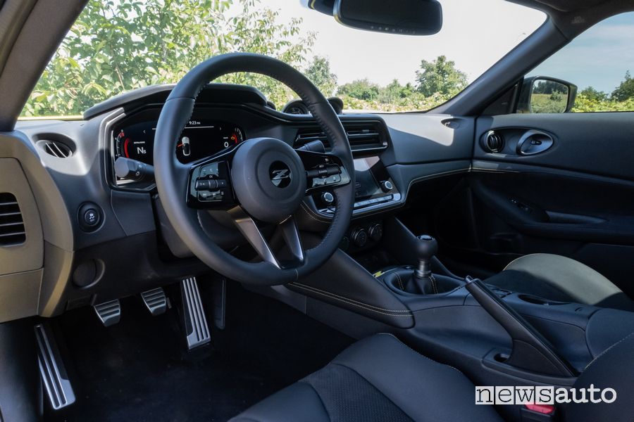 Nissan Z Proto Spec volante abitacolo