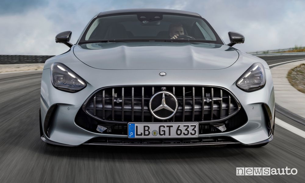Mercedes-AMG GT 63 4MATIC+ frontale in pista