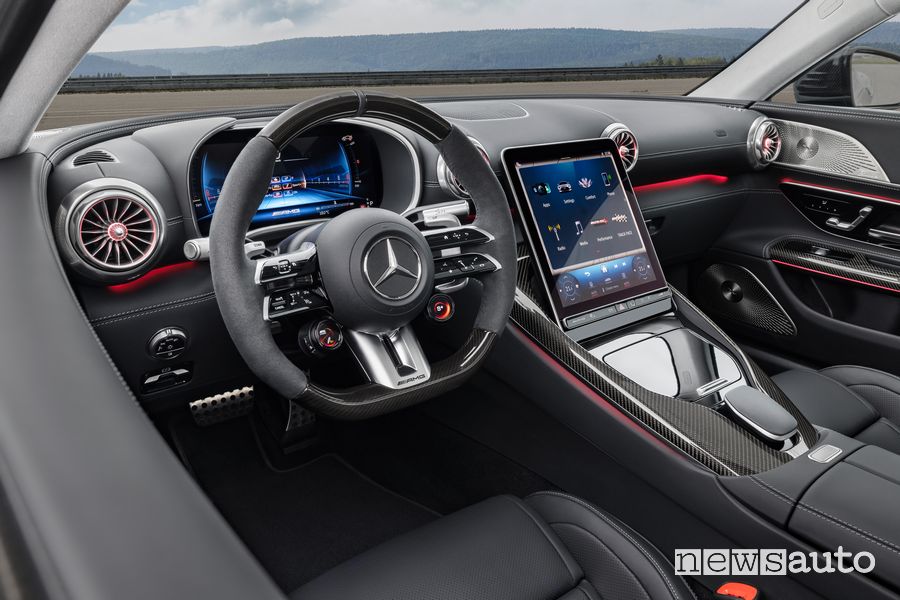 Mercedes-AMG GT 63 4MATIC+ volante abitacolo