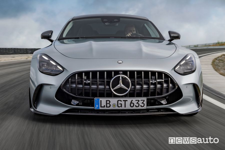 Mercedes-AMG GT 63 4MATIC+ frontale in pista