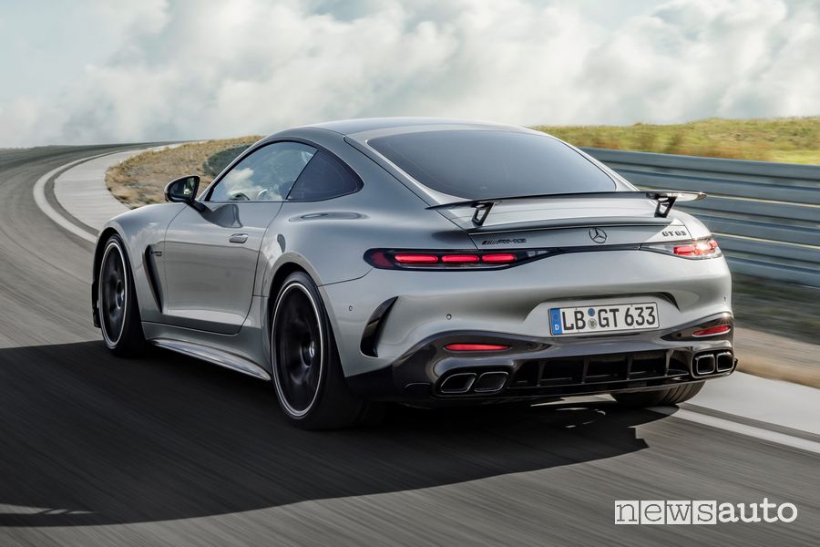 Mercedes-AMG GT 63 4MATIC+ posteriore in pista
