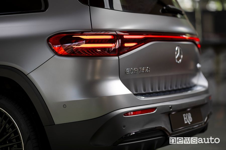 Mercedes-Benz EQB 350 4MATIC firma luminosa posteriore