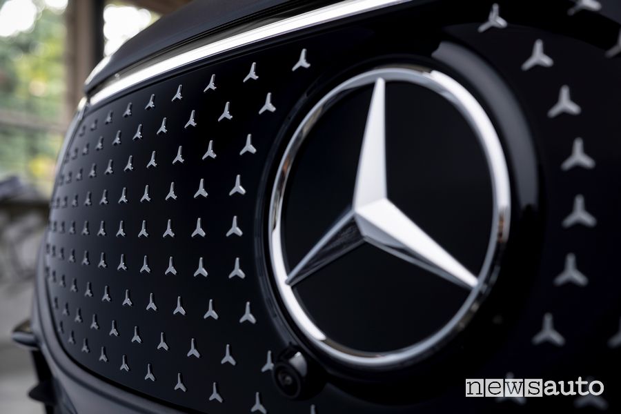 Mercedes-Benz EQB 350 4MATIC logo Stella Mercedes griglia anteriore