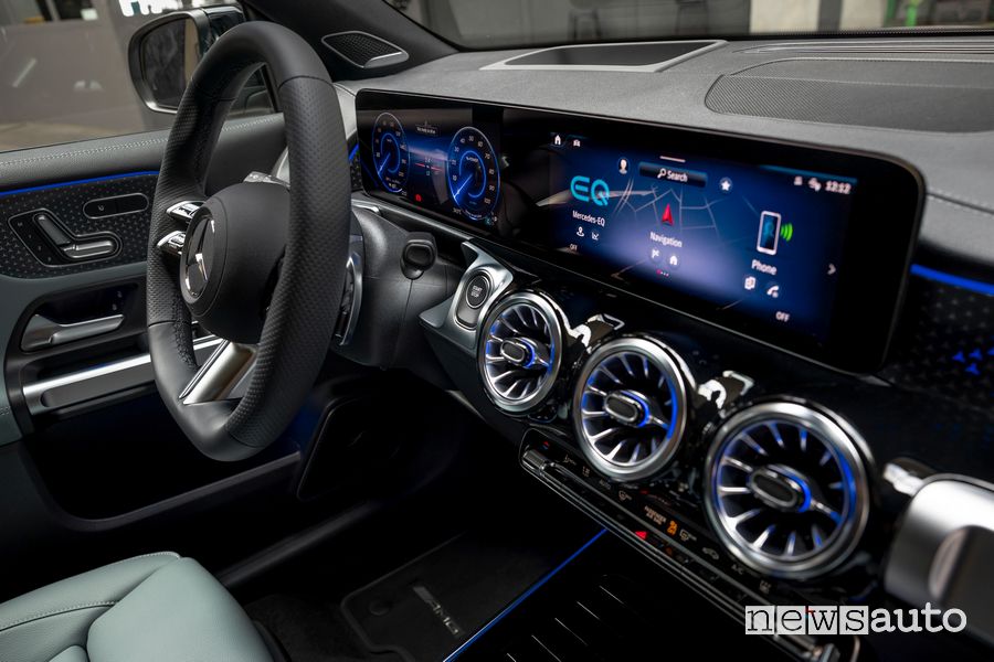 Mercedes-Benz EQB 350 4MATIC display MBUX abitacolo