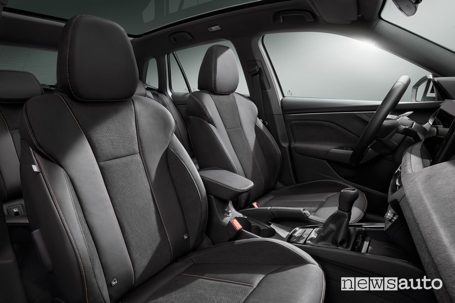 Nuova Skoda Kamiq sedili anteriori abitacolo