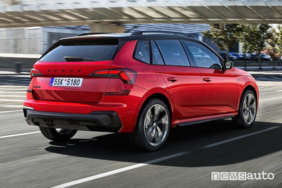 Nuova Skoda Kamiq Monte Carlo posteriore 3/4 su strada