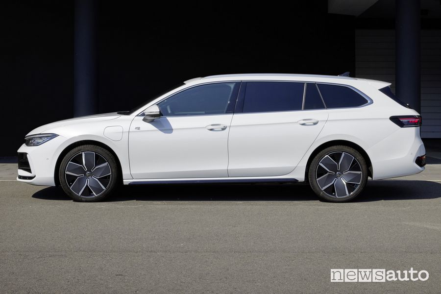 Nuova Volkswagen Passat Variant R Line eHybrid laterale