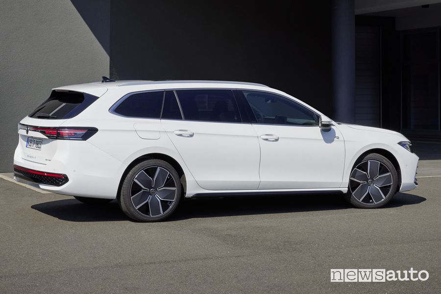 Nuova Volkswagen Passat Variant R Line eHybrid posteriore 3/4