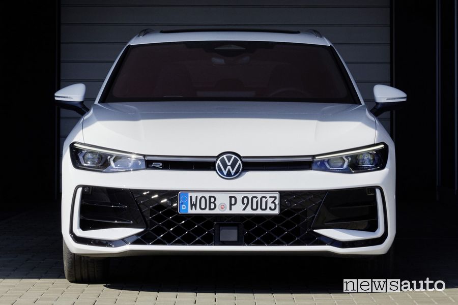Nuova Volkswagen Passat Variant R Line eHybrid frontale