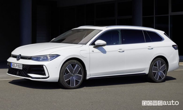 Nuova Volkswagen Passat Variant R Line eHybrid anteriore 3/4