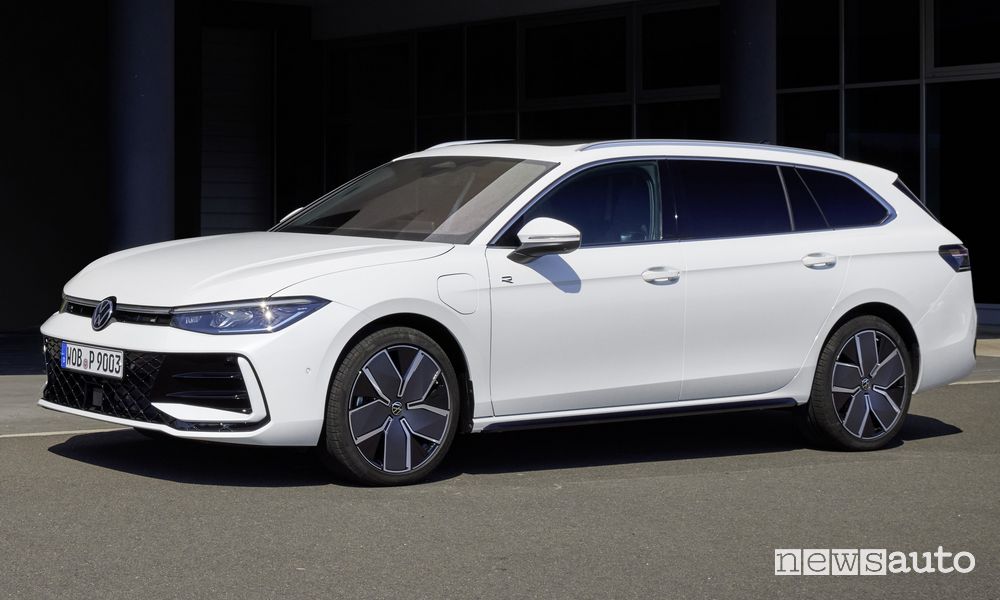 Nuova Volkswagen Passat Variant R Line eHybrid anteriore 3/4