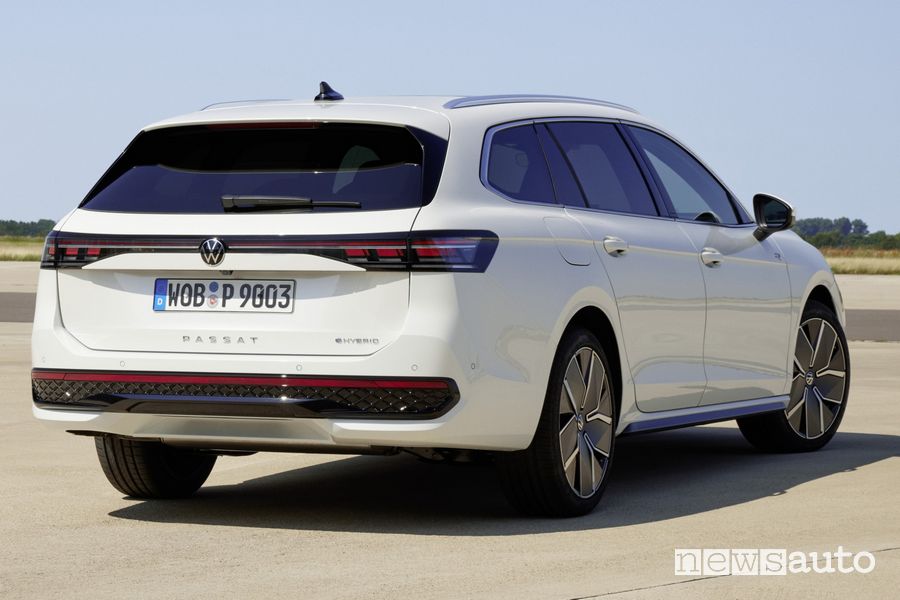 Nuova Volkswagen Passat Variant R Line eHybrid posteriore 3/4