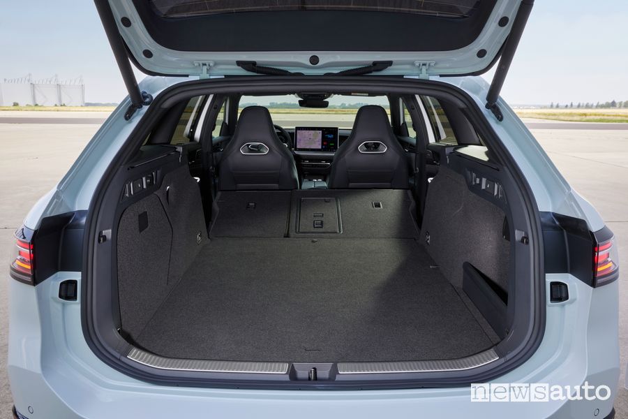 Nuova Volkswagen Passat Variant R Line eHybrid bagagliaio