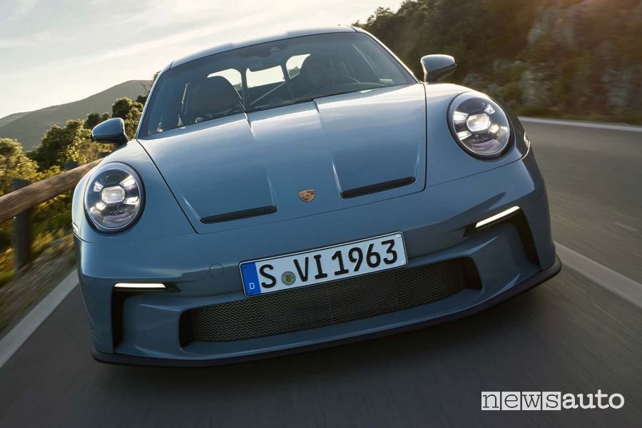 Porsche 911 S/T Heritage Design Package frontale su strada