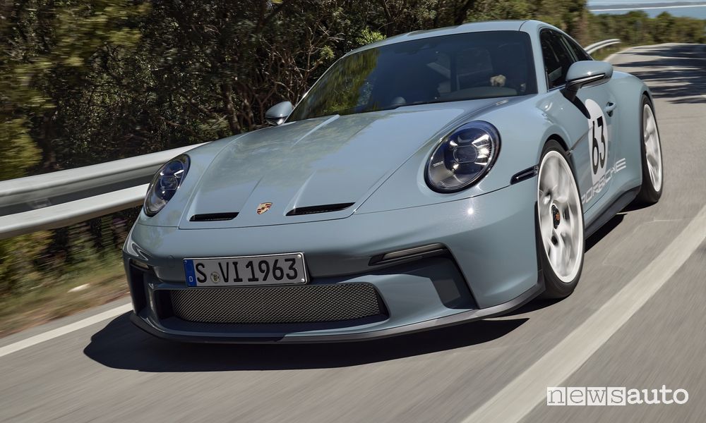 Porsche 911 S/T Heritage Design Package su strada