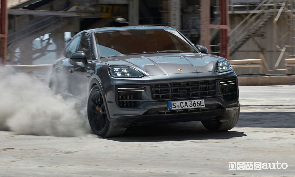 Porsche Cayenne Turbo E-Hybrid Coupé in derapata