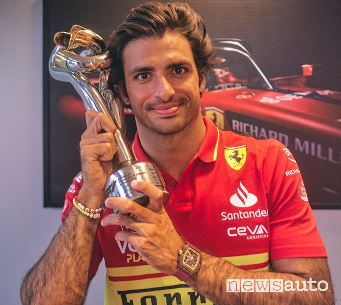 Carlos Sainz con il trofeo conquistato a Monza e l'orologio Richard Mille al polso sinistro