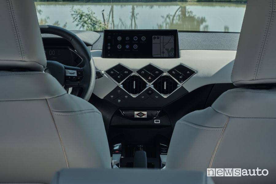 DS 3 Esprit De Voyage E-Tense abitacolo