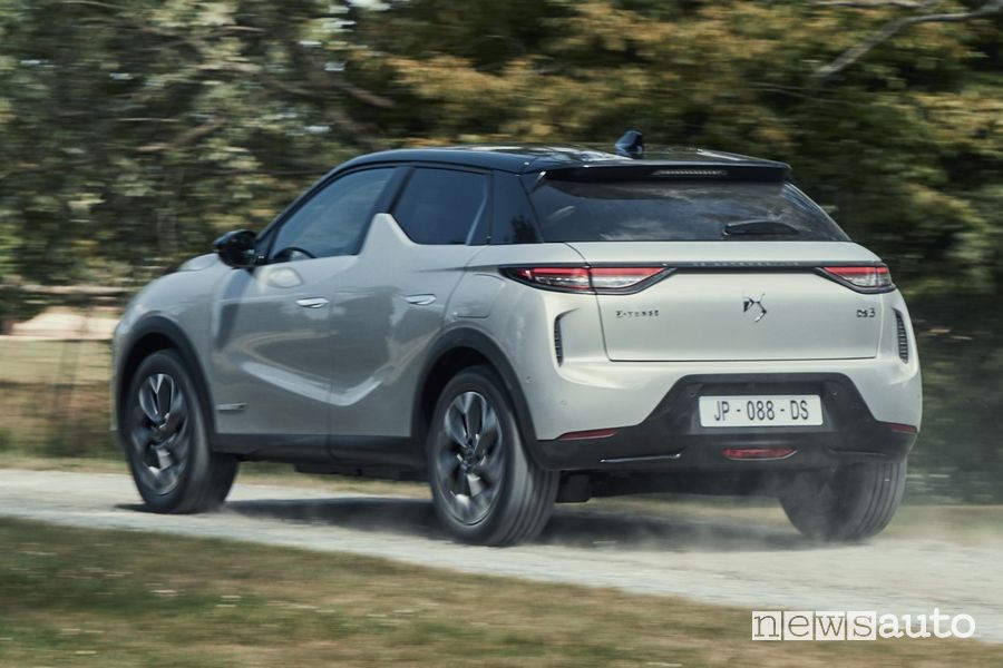 DS 3 Esprit De Voyage E-Tense posteriore su strada