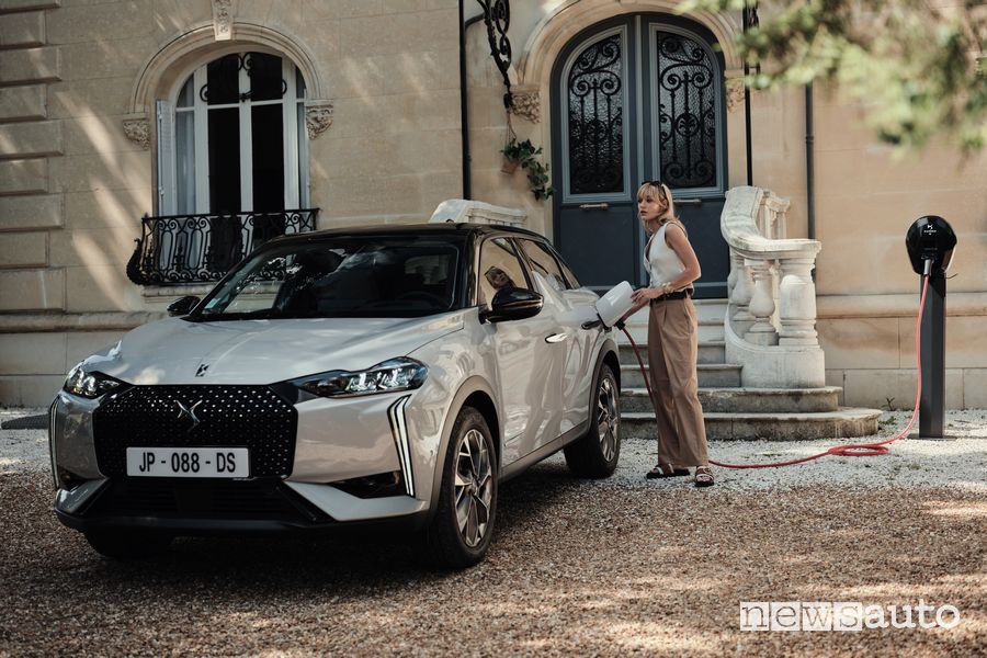 DS 3 Esprit De Voyage E-Tense in ricarica