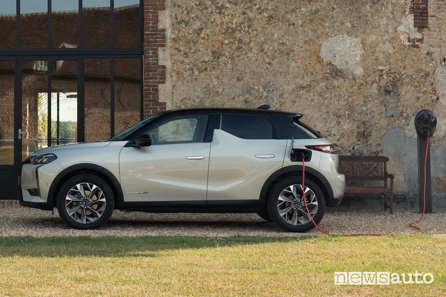 DS 3 Esprit De Voyage E-Tense in ricarica da una wallbox in AC