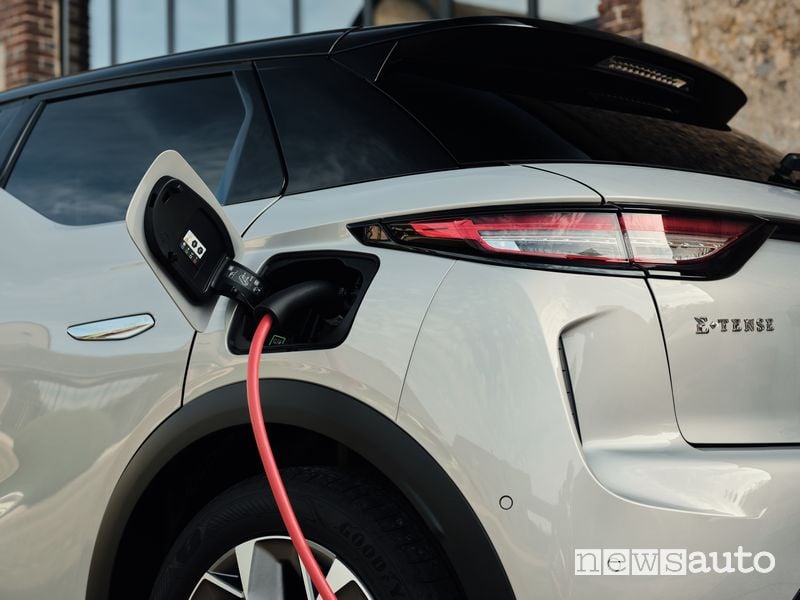 DS 3 Esprit De Voyage E-Tense in ricarica da una presa AC