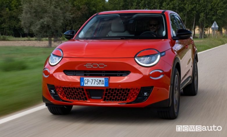 Fiat 600e La Prima su strada