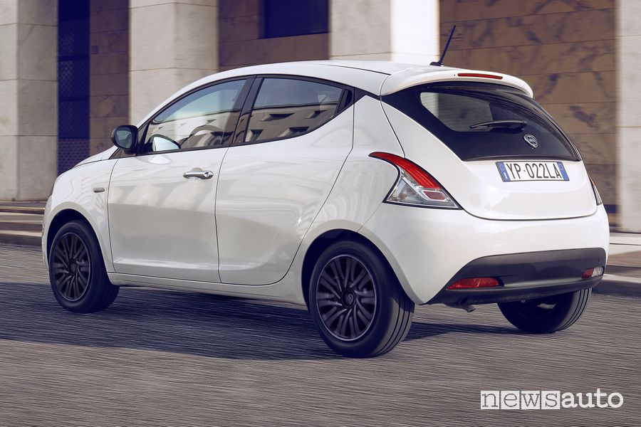 Lancia Ypsilon 2024 posteriore 3/4 su strada in città