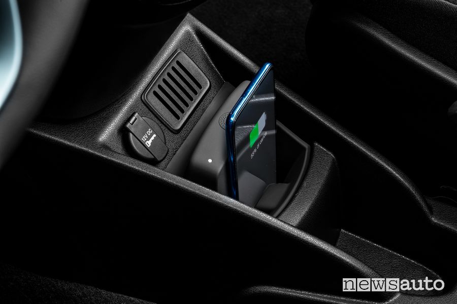 Lancia Ypsilon 2024 vano per ricarica wireless smartphone
