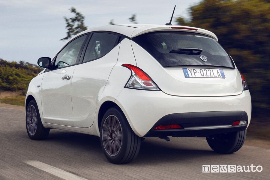 Lancia Ypsilon 2024 posteriore 3/4 su strada