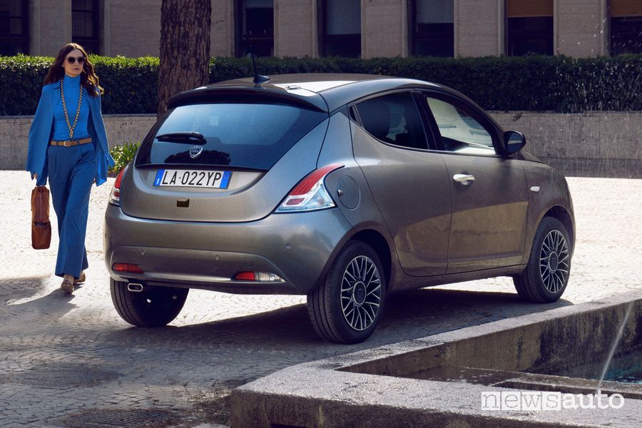 Lancia Ypsilon 2024 posteriore 3/4
