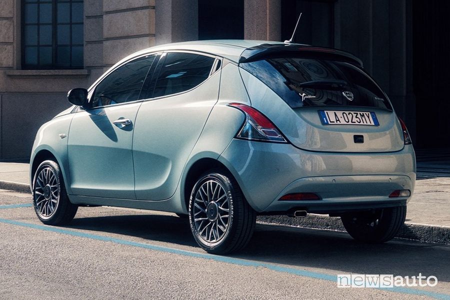 Lancia Ypsilon 2024 posteriore 3/4